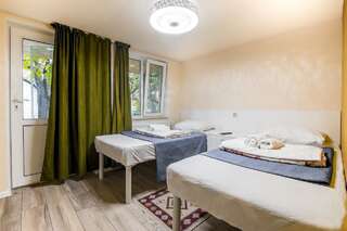 Гостевой дом Guest House Bolnisi - Yellow Room Болниси Стандартный двухместный номер с 2 двуспальными кроватями-1